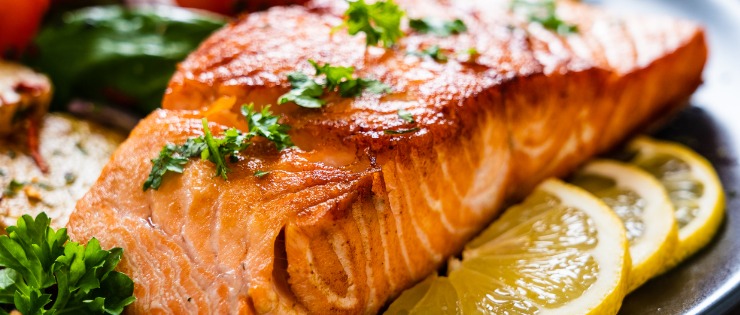 Freshly cooked salmon in the air fryer served with lemon