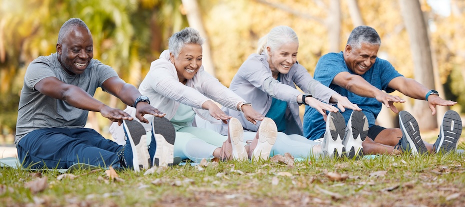 Seniors engaging in outdoor exercises at the park, promoting physical activity for managing foot arthritis, and effective foot arthritis exercises.